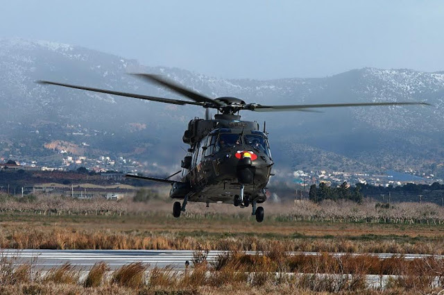 Ο Άγιος Βασίλης ήρθε στην 1η ΤΑΞΑΣ με ελικόπτερο - Φωτογραφία 3