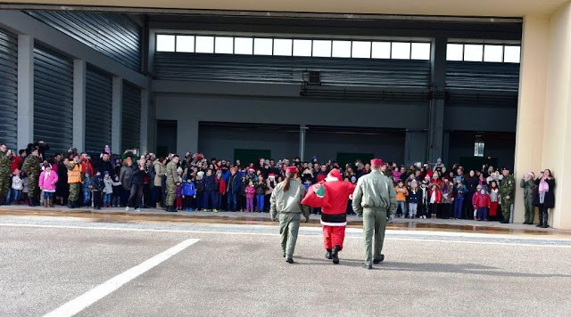 Ο Άγιος Βασίλης ήρθε στην 1η ΤΑΞΑΣ με ελικόπτερο - Φωτογραφία 4