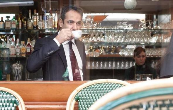 Ο Κυριάκος Μητσοτάκης πρόλαβε να πιει τον πρώτο καφέ του χρόνου χωρίς αύξηση φόρου [photo] - Φωτογραφία 1