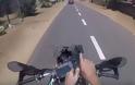 Κόβει ανάσες - Αστυνομικός καταδιώκει με μηχανή και πυροβολεί σε BMW [video]
