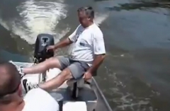 Δείτε τι παθαίνει ένας ψαράς όταν πηδάει στη βάρκα του ένας απρόσκλητος επισκέπτης! [video] - Φωτογραφία 1