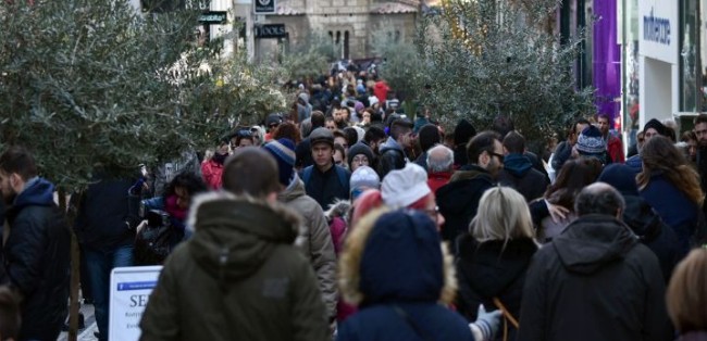 Λιγότερα από 200 ευρώ ξόδεψαν οι Έλληνες για αγορές την Πρωτοχρονιά - Φωτογραφία 1