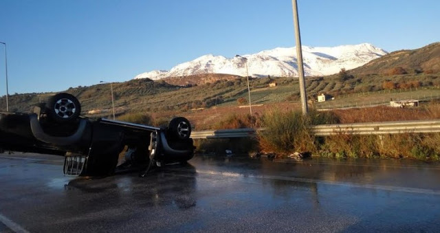 Σμπαράλια έγινε το αυτοκίνητο - Στο νοσοκομείο ο οδηγός - Φωτογραφία 3