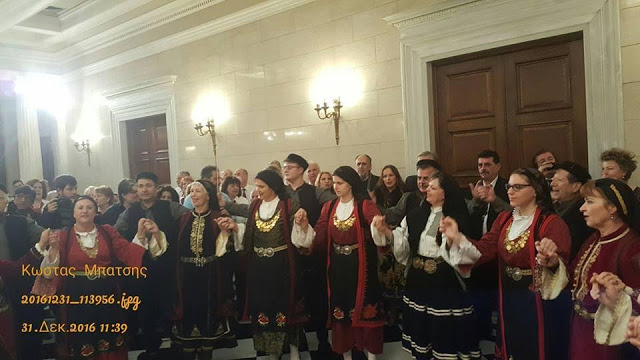 Τα Πρωτοχρονιάτικα Ηπειρώτικα Κάλαντα έψαλε η Χορωδία Παραδοσιακής Μουσικής της Πανηπειρωτικής Συνομοσπονδίας Ελλάδος στον Ηπειρώτη Πρόεδρο της Κυβέρνησης Αλέξη Τσίπρα - Φωτογραφία 2