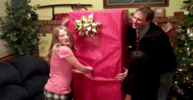 Έδωσαν στην κόρη τους ένα τεράστιο κουτί για Χριστουγεννιάτικο δώρο. Μόλις αυτή το άνοιξε, δεν πίστευε στα μάτια της! - Φωτογραφία 1
