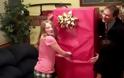 Έδωσαν στην κόρη τους ένα τεράστιο κουτί για Χριστουγεννιάτικο δώρο. Μόλις αυτή το άνοιξε, δεν πίστευε στα μάτια της!