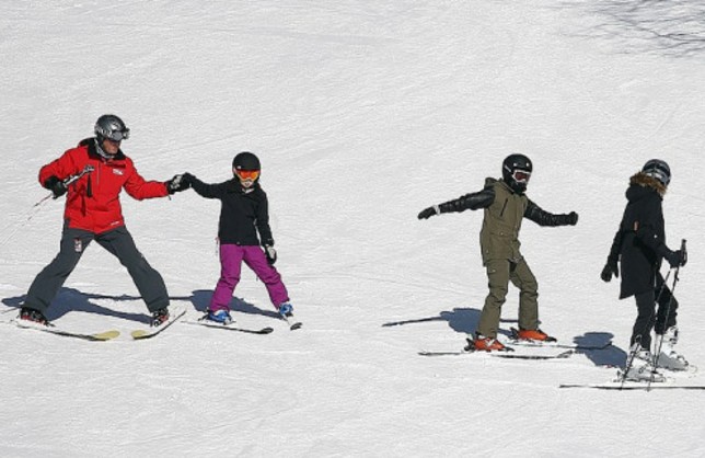 Αλλαγή χρονιάς με σκι για την Τζολί και τα παιδιά – Ο Πιτ πέρασε τις γιορτές μόνος - Φωτογραφία 1