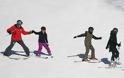 Αλλαγή χρονιάς με σκι για την Τζολί και τα παιδιά – Ο Πιτ πέρασε τις γιορτές μόνος