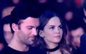 Ζευγάρι της ελληνικής showbiz έκανε ρεβεγιόν με «καυτά» φιλιά στα μπουζούκια - Φωτογραφία 2