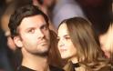 Ζευγάρι της ελληνικής showbiz έκανε ρεβεγιόν με «καυτά» φιλιά στα μπουζούκια - Φωτογραφία 3