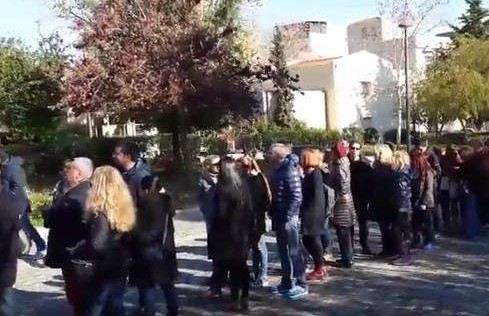 Χαμός στην Ακρόπολη! Ατελείωτες οι ουρές από τουρίστες για μία βόλτα στον Ιερό Βράχο [video] - Φωτογραφία 1
