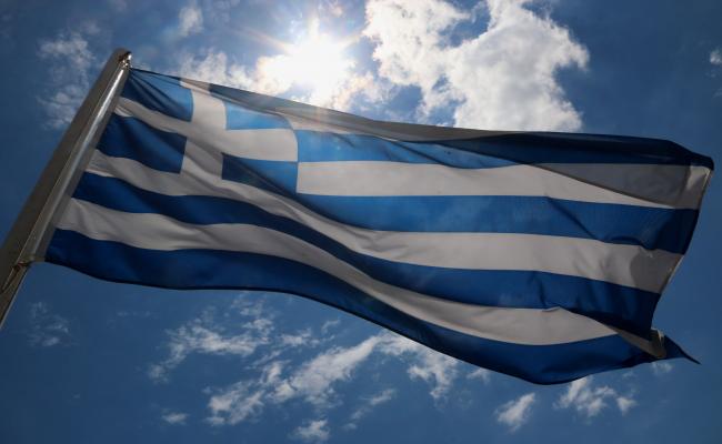 Αληταράδες κατέβασαν και έσκισαν την ελληνική σημαία από επιχείρηση [video] - Φωτογραφία 1