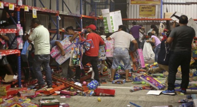 Έξαλλοι οι Μεξικανοί με την αύξηση της βενζίνης λεηλατούν καταστήματα - Φωτογραφία 1