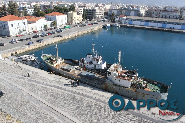 «Καθαρίζει» από τα σαπιοκάραβα το λιμάνι της Καλαμάτας - Φωτογραφία 3