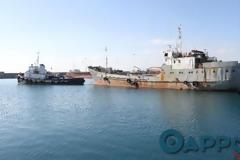 «Καθαρίζει» από τα σαπιοκάραβα το λιμάνι της Καλαμάτας