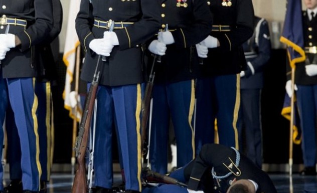 Στρατιώτης της Φρουράς των Τιμών σωριάστηκε στο πάτωμα μπροστά στον Ομπάμα... [photo] - Φωτογραφία 1