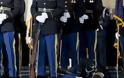 Στρατιώτης της Φρουράς των Τιμών σωριάστηκε στο πάτωμα μπροστά στον Ομπάμα... [photo]