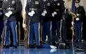 Στρατιώτης της Φρουράς των Τιμών σωριάστηκε στο πάτωμα μπροστά στον Ομπάμα... [photo] - Φωτογραφία 2