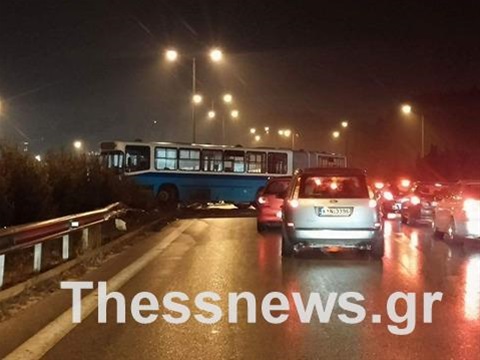 ΤΩΡΑ: Δίπλωσε λεωφορείο του ΟΑΣΘ στην περιφερειακή οδό Θεσσαλονίκης - Δειτε τις πρώτες εικόνες - Φωτογραφία 3