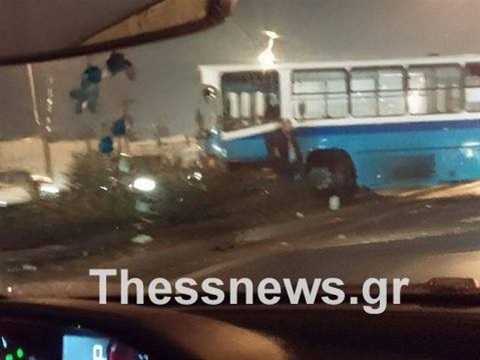 ΤΩΡΑ: Δίπλωσε λεωφορείο του ΟΑΣΘ στην περιφερειακή οδό Θεσσαλονίκης - Δειτε τις πρώτες εικόνες - Φωτογραφία 6