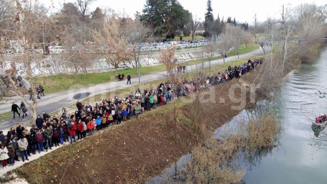 Ξέσπασε σε λυγμούς ο Ανθυπασπιστής της ΠΑ που έπιασε τον σταυρό στη Λάρισα - Φωτογραφία 2