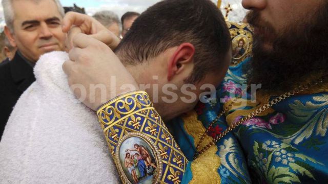 Ξέσπασε σε λυγμούς ο Ανθυπασπιστής της ΠΑ που έπιασε τον σταυρό στη Λάρισα - Φωτογραφία 5