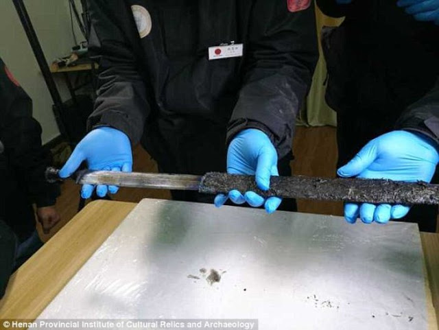 Κινέζικο ξίφος 2.300 ετών βρέθηκε ακόμα κοφτερό και λαμπερό - Φωτογραφία 2
