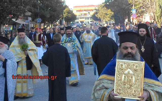 ΤΡΙΚΑΛΑ  - «Μάχη» στα παγωμένα νερά του ποταμού να πιάσουν τον τίμιο σταυρό - Φωτογραφία 2