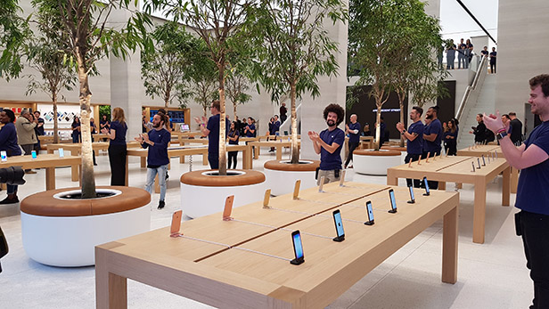 Η Apple ανοίγει το πρώτο της κατάστημα στην πατρίδα της Samsung - Φωτογραφία 4
