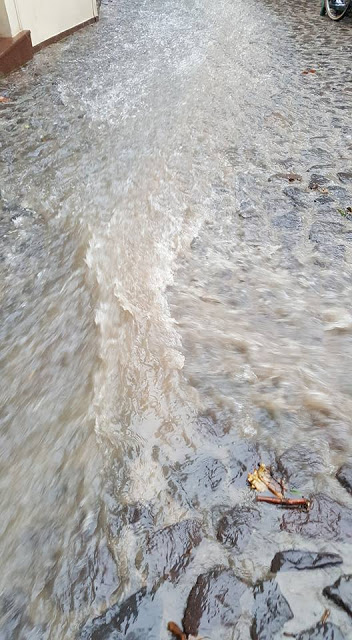 Καταιγίδα σαρώνει τον Μολυβο Λέσβου –Σε Ποτάμια μετατράπηκαν τα παραδοσιακά σοκάκια - Φωτογραφία 3