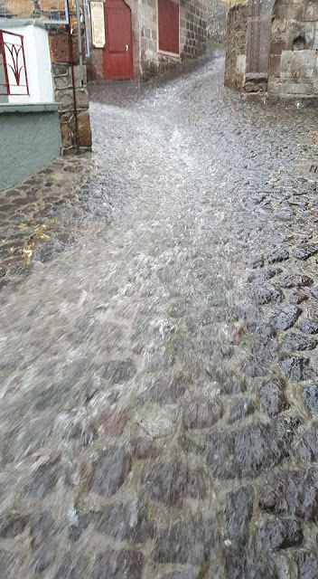 Καταιγίδα σαρώνει τον Μολυβο Λέσβου –Σε Ποτάμια μετατράπηκαν τα παραδοσιακά σοκάκια - Φωτογραφία 7