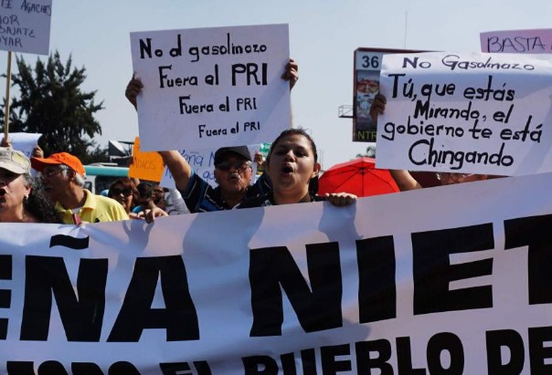 Βίαιες διαδηλώσεις στο Μεξικό κατά της αύξησης της βενζίνης – Νεκρός ένας αστυνομικός - Φωτογραφία 1