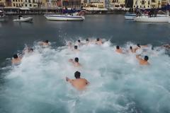 Για τον αδερφό μου φώναζε ο κολυμβητής που έπιασε τον σταυρό στα Χανιά [video]