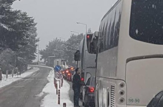 Πατρών - Κορίνθου: Σύγκρουση στα Σελιανίτικα - Αποκλεισμένα οχήματα μέσα στο χιόνι - Με δυσκολία η κυκλοφορία στην παλαιά εθνική [photos+video] - Φωτογραφία 1