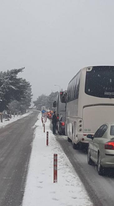 Πατρών - Κορίνθου: Σύγκρουση στα Σελιανίτικα - Αποκλεισμένα οχήματα μέσα στο χιόνι - Με δυσκολία η κυκλοφορία στην παλαιά εθνική [photos+video] - Φωτογραφία 2