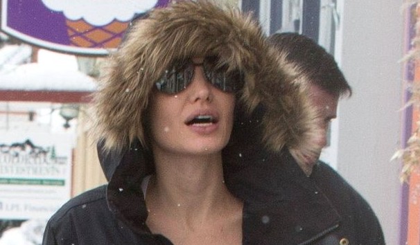 Μόνο η Αngelina Jolie θα μπορούσε να είναι τόσο κομψή με ντύσιμο για το χιόνι - Φωτογραφία 1