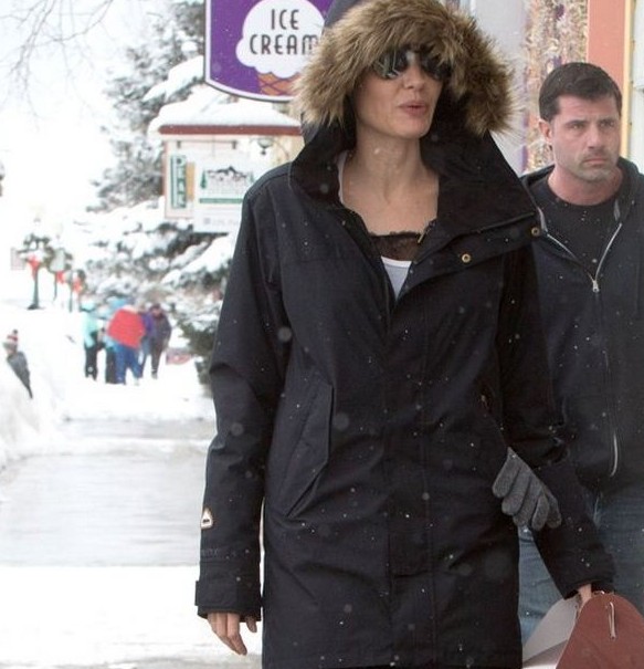 Μόνο η Αngelina Jolie θα μπορούσε να είναι τόσο κομψή με ντύσιμο για το χιόνι - Φωτογραφία 2