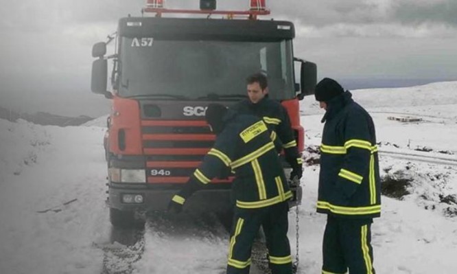 Η Πυροσβεστική στην υπηρεσία των ασθενών που έχουν ανάγκη μεταφοράς μέσα στο χιονιά - Φωτογραφία 1