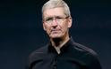 Apple: Για πρώτη φορά μείωσε τις απολαβές του Tim Cook