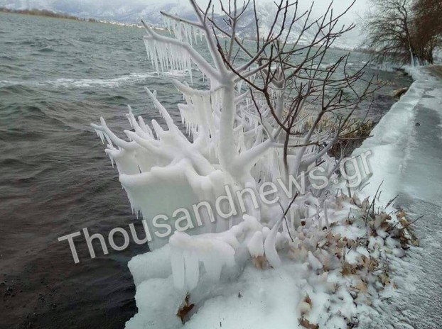 Πάγωσε ολόκληρη η λίμνη της Καστοριάς - Δείτε εντυπωσιακές φωτογραφίες - Φωτογραφία 1