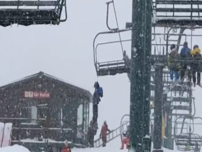 Βίντεο – σοκ: Παιδί κρεμάστηκε από το λιφτ σε χιονοδρομικό κέντρο! Η συνέχεια θα σας συγκλονίσει… - Φωτογραφία 1