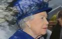 Στα μπλε η Βασίλισσα Ελισάβετ στην πρώτη της εμφάνιση μετά το κρυολόγημα