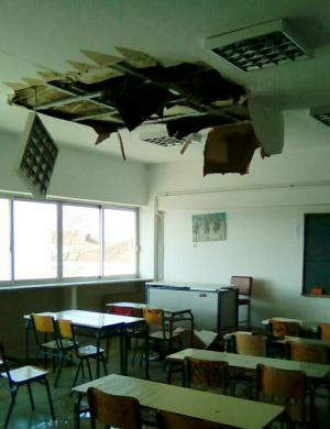 Έπεσε ταβάνι σε σχολείο των Τρικάλων - Φωτογραφία 2