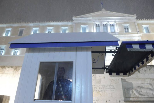 Τώρα Αθήνα -2C: Η φωτογραφία από προεδρική φρουρά που κάνει τον γύρο του διαδικτύου και ΣΥΓΚΛΟΝΙΖΕΙ... - Φωτογραφία 3