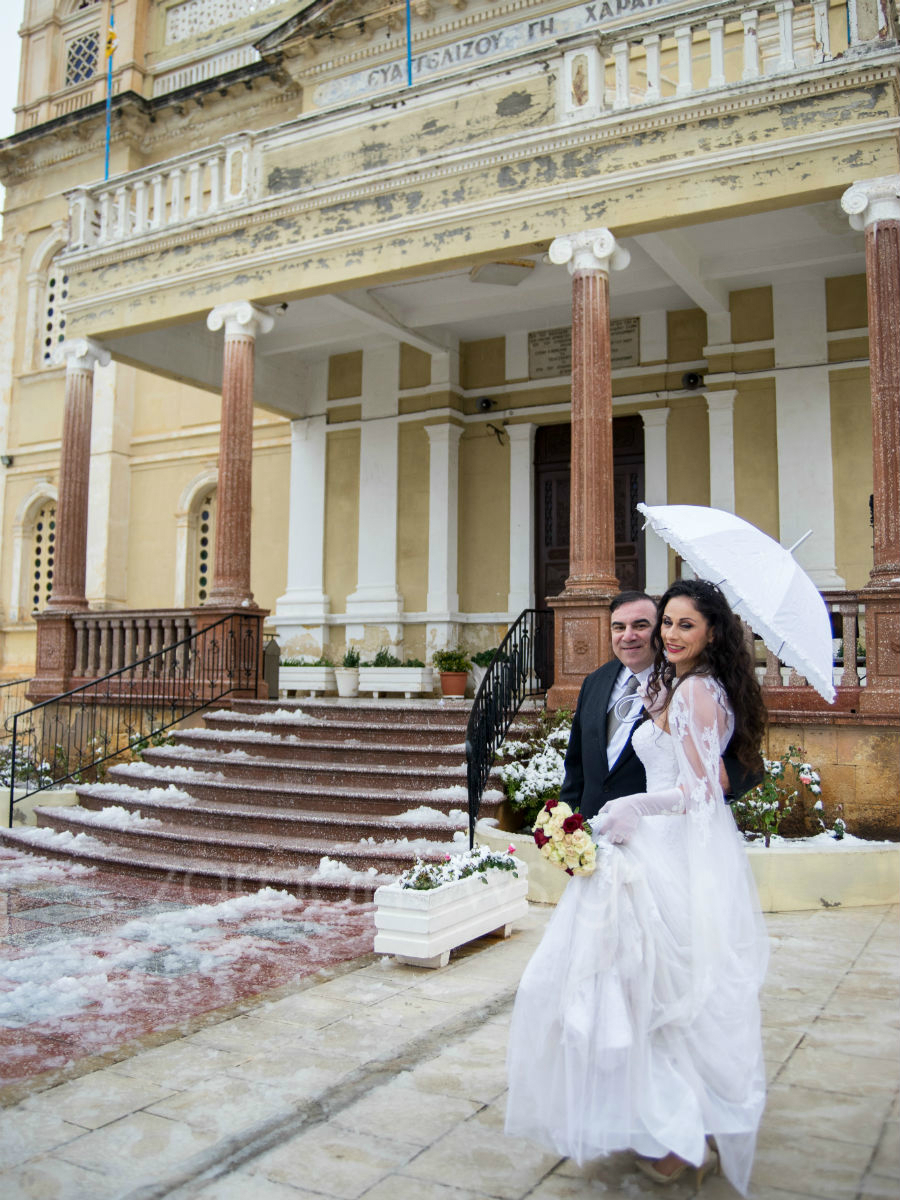 Χανιά: Η ατρόμητη νύφη του χιονιά - Φωτογραφία 4