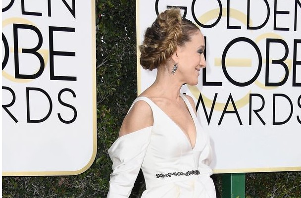 Golden Globes 2017: Τα μαλλιά της Sarah Jessica Parker σχολιάστηκαν έντονα και να γιατί - Φωτογραφία 1