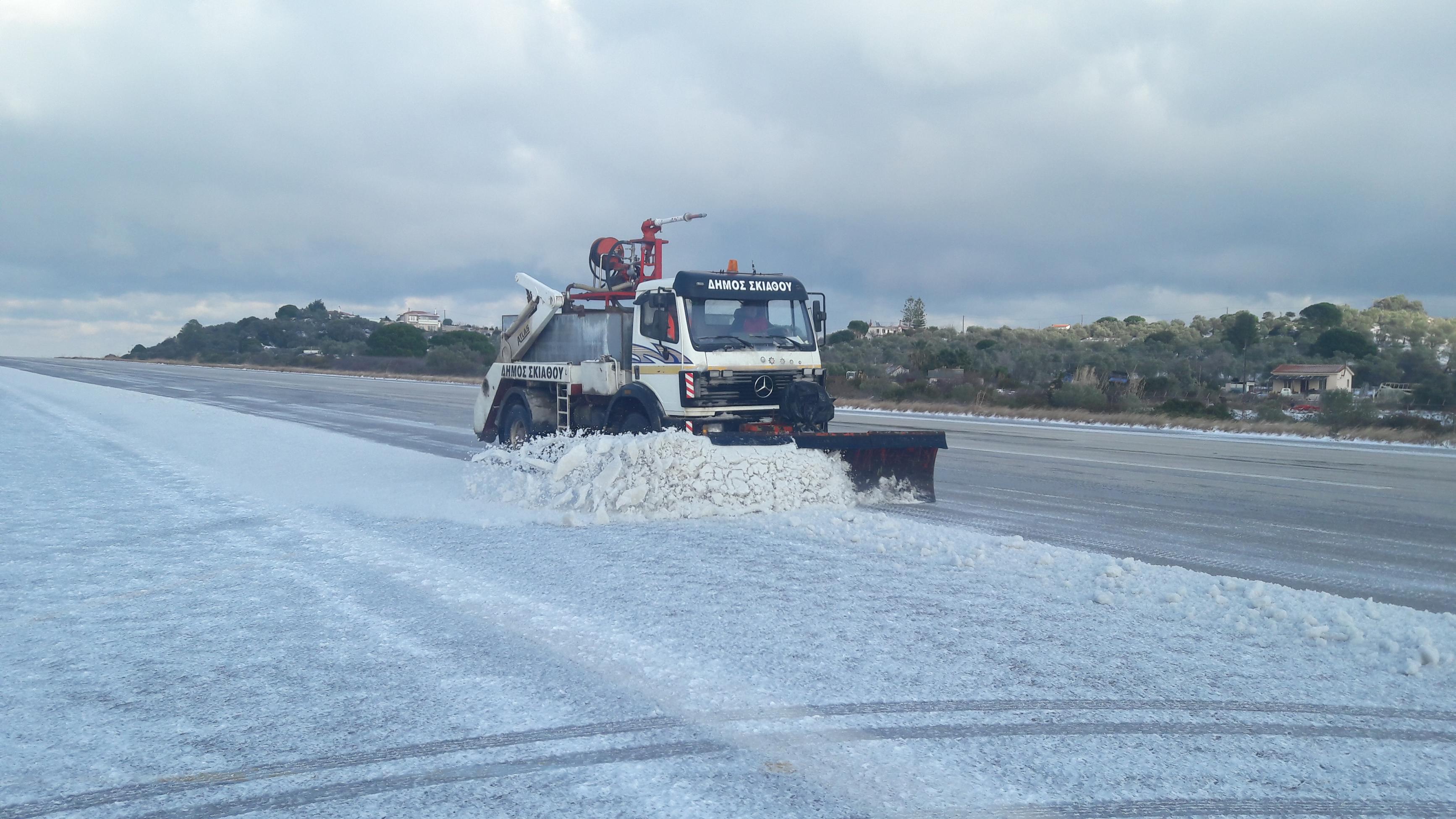 Ανοιχτοί οι δρόμοι σε ολόκληρη τη Μαγνησία παρά την αδιάκοπη και σφοδρή χιονόπτωση - Φωτογραφία 3