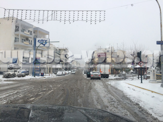 Ανοιχτοί οι δρόμοι σε ολόκληρη τη Μαγνησία παρά την αδιάκοπη και σφοδρή χιονόπτωση - Φωτογραφία 6