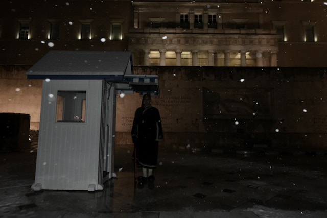 Οι Εύζωνες τη νύχτα κάτω από το χιόνι στον Άγνωστο Στρατιώτη σε θερμοκρασίες πολικές! ΦΩΤΟ - Φωτογραφία 2