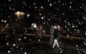 Οι Εύζωνες τη νύχτα κάτω από το χιόνι στον Άγνωστο Στρατιώτη σε θερμοκρασίες πολικές! ΦΩΤΟ